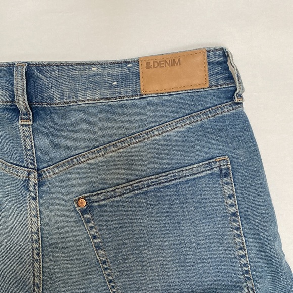 Relaxed Jean Shorts - Picture 3 of 4